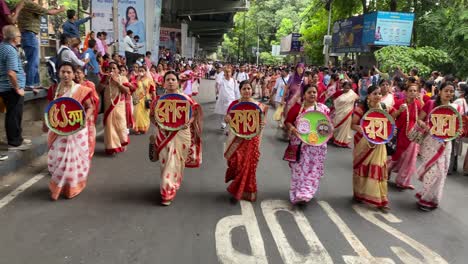 Grupo-De-Mujeres-Devotas-Sosteniendo-La-Pancarta-O-Placa-Con-El-Nombre,-Escrito-48º-Festival-Kolkata-Jagannath-Rath-Yatra