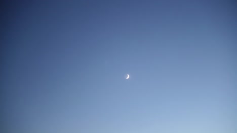 Der-Strahlende-Mond-Bewegt-Sich-Am-Blauen-Himmel,-Aufgenommen-Mit-Einem-Flugzeug,-Das-Vor-Ihm-Kreuzt
