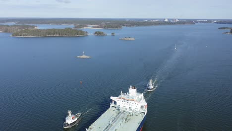 Schlepper-Eskortieren-Den-Großen-Rohöltanker-Minerva-Helen-Durch-Die-Schmale-Fahrrinne-Des-Finnischen-Archipels