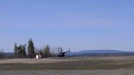Schwarzer-Hubschrauber-Hebt-Vom-Flughafen-Williams-Lake-In-British-Columbia,-Kanada,-Ab
