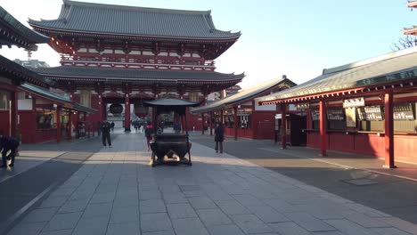 Tokio,-Japón:-Vista-Del-Paisaje-En-Cámara-Lenta-En-El-Templo-Japonés-Sensoji-En-El-área-De-Asakusa-Temprano-En-La-Mañana