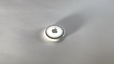 Nahaufnahme-Eines-Apple-Airtags-Auf-Weißem-Hintergrund