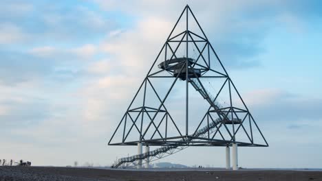 Tetraedro-Bottrop,-Principal-Atracción-Turística-En-El-área-Del-Ruhr,-Lapso-De-Tiempo-Durante-El-Día