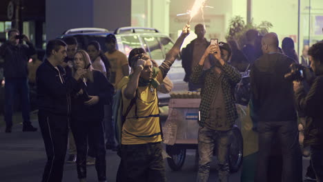 Hombre-Manejando-Fuegos-Artificiales-Entre-Los-Partidarios-Del-Presidente-Electo-Brasileño-Jair-Messias-Bolsonaro-Celebrando-Su-Victoria-En-Las-Piscinas-En-2018