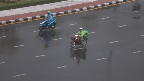 Motorbikes-on-the-wide-city-road-during-the-rainfall