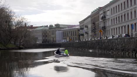 Boat-Driving-On-City-Moat-In-Gothenburg,-Sweden