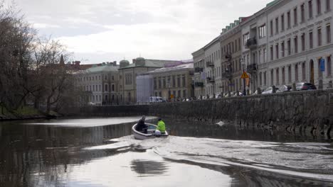 Conducción-De-Barcos-En-El-Foso-De-La-Ciudad-En-Gotemburgo,-Suecia