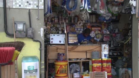 Ein-Kleiner-Baumarkt-In-Einer-Favela-Von-Rio-De-Janeiro-Erfüllt-Die-Bedürfnisse-Der-Anwohner