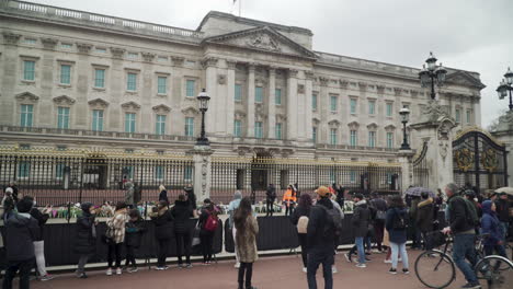 Besucher-Vor-Dem-Buckingham-Palace-Zollen-Dem-Verstorbenen-Prinz-Philip-Respekt