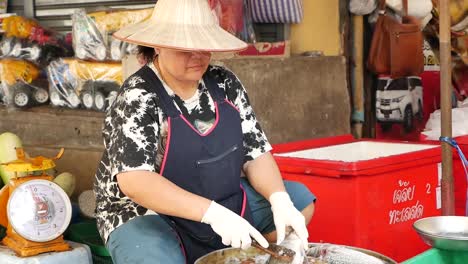 Mujer-Asiática-Que-Trabaja-En-El-Mercado-De-Pescado