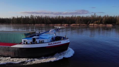 Inland-Sulomaro-Frachtschiff-Mit-Intermodalen-Containern,-Das-Im-Fluss-In-Südholland,-Niederlande,-Segelt