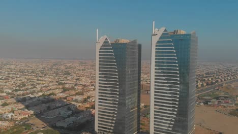 Vista-Aérea-De-La-Torre-A-Y-B-De-La-Ciudad-De-Dolmen-En-Karachi-En-Pakistán