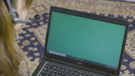 Frau-Spricht-Online-Auf-Einem-Laptop-Mit-Grünem-Bildschirm