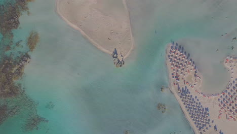 Luftaufnahme-Eines-Paradiesischen-Strandes-Mit-Sonnenschirmen