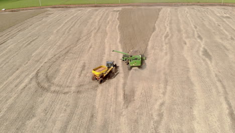 Tractor-Agrícola-Cosechando-Soja-En-El-Campo