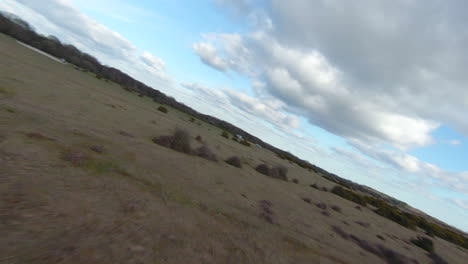FPV-Drohnen-Schnellflug-Aus-Der-Luft-über-Offene-Englische-Landschaft-An-Sonnigen-Tagen