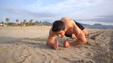 Muskelsportler-Beim-Krabbeln-Am-Strand-Mit-Gewicht-Als-Ballast