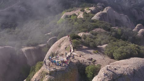 Vista-Aérea-Ascendente-Mirando-Hacia-Abajo-En-El-Evento-En-Ejecución-Cima-De-Montserrat-Turismo-Montaña-Rocosa-Cumbre-España