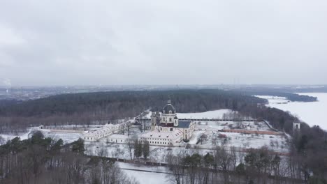 Luftaufnahme:-Kloster-Pažaislis-Und-Die-Kirche-Der-Heimsuchung-An-Einem-Düsteren,-Trüben,-Traurigen-Wintertag