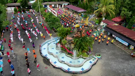 Bunte-Gruppe-Von-Menschen,-Die-Im-Kyai-Malakai-Park,-Magelang,-Indonesien-Trainieren