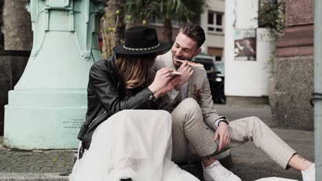Urban-styled-wedding-couple-sitting-in-streets-eating-pizza-having-fun