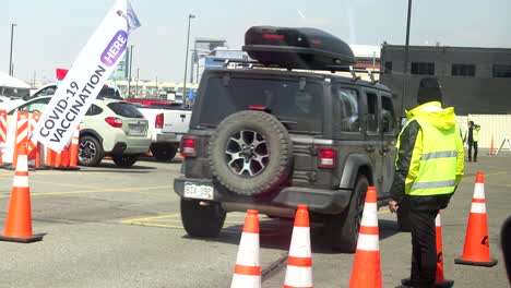 Autos-En-Un-Sitio-De-Vacunas-Drive-thru-En-Denver,-Colorado