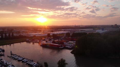 Goldgelber-Sonnenuntergang-über-Der-Umschlaganlage-Für-Frachtcontainer-In-Ridderkerk