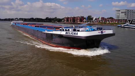 Bug-Des-Belicha-Frachtschiffs-Entlang-Des-Flusses-Noord