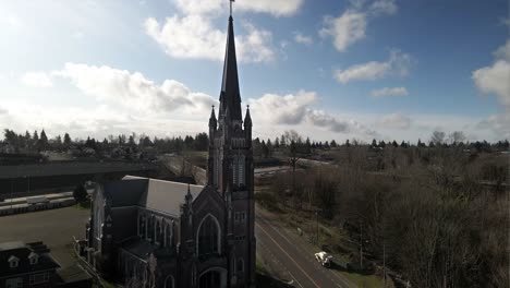 Levantándose-Revelando-El-Campanario-Y-La-Cruz-De-La-Iglesia-Católica-Del-Santo-Rosario,-Tacoma-Wa,-Antena