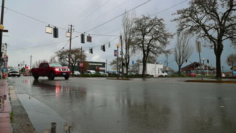 Wenige-Autos-Fahren-Auf-Nasser-Straße-Nach-Starkem-Regen-In-Der-Innenstadt-Von-Coos-Bay-In-Oregon