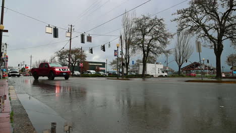 Pocos-Autos-Viajando-En-Carretera-Mojada-Después-De-Fuertes-Lluvias-En-El-Centro-De-Coos-Bay-En-Oregon