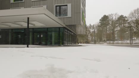 Un-Hombre-Caminando-En-La-Nieve-En-Una-Ciudad-Alemana-Urbana