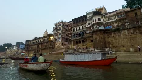 El-Paseo-Matutino-En-Bote-Por-El-Río-Ganges-Con-La-Fachada-De-Edificios-Antiguos-En-Varanasi,-India