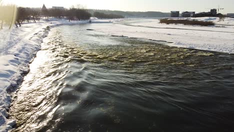 Fluss-Neris-In-Der-Stadt-Kaunas-Während-Der-Wintersaison-Mit-Starker-Strömung