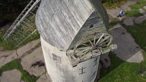 Bidston-Hill-Stillgelegte-Ländliche-Mühle-Restauriert-Traditionelle-Hölzerne-Segelwindmühle-Birkenhead-Luftaufnahme-Von-Oben-Nach-Unten