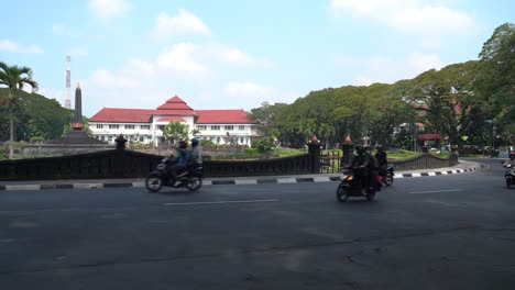 Ayuntamiento-De-Malang,-Central-Alun-alun-Bunder-Y-Motocicletas-En-La-Calle,-Java