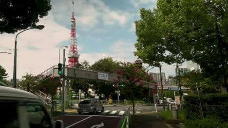 Calle-Tokio-Y-Paso-Elevado-Para-Peatones-Con-La-Torre-De-Tokio-En-Segundo-Plano