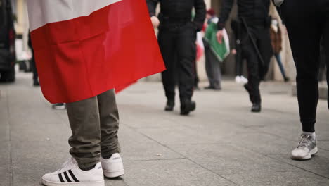 Geringe-Sicht-Auf-Einen-Mann,-Der-Mit-Der-Italienischen-Flagge-Im-Freien-Steht,-Während-Die-Carabinieri-Im-Hintergrund-Ankommen