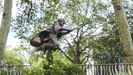 Una-Estatua-De-Palo-De-Escoba-Voladora-De-Harry-Potter-Está-En-Exhibición-Pública-En-El-Distrito-De-Entretenimiento-De-Leicester-Square-En-Londres