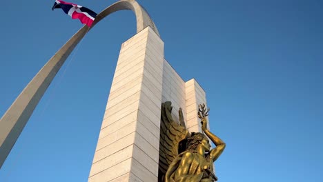 Estatua-Y-Bandera-Del-Arco-Triunfal-En-La-Plaza-De-La-Bandera,-Santo-Domingo