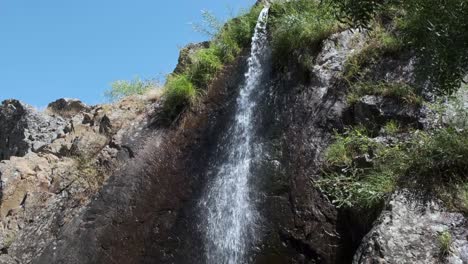 Waterfall-in-Penha-Garcia,-Portugal.-Tilt-down