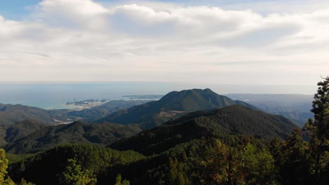 Luftdrohne,-Bewaldete-Hügel-In-Küstennähe,-Kumano-Kodo-Japan