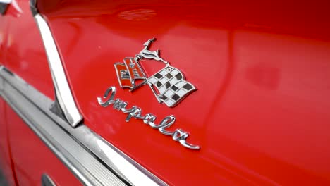 Convertible-Rojo-1958-Chevrolet-Impala-Logotipo-Y-Emblema