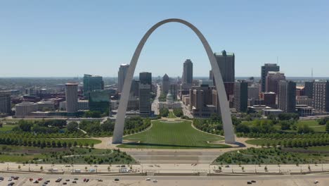 Drone-Flies-Away-from-Downtown-St-Louis-Skyline,-Revealing-Beautiful-Gateway-Arch