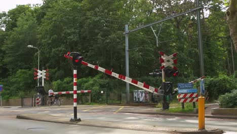 Eisenbahnschranken-An-Einem-Bahnübergang,-Der-Im-Sommer-In-Einer-Niederländischen-Kleinstadt-Geschlossen-Wird