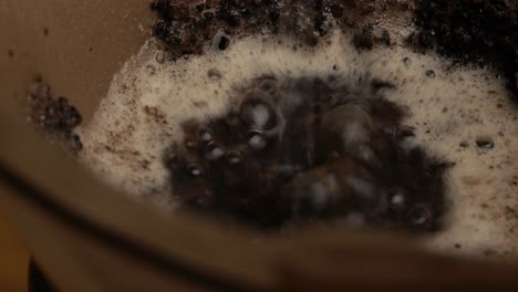 Kaffeebohnen-Werden-Während-Der-Kaffeezubereitung-über-Den-Kaffeefilter-Gegossen