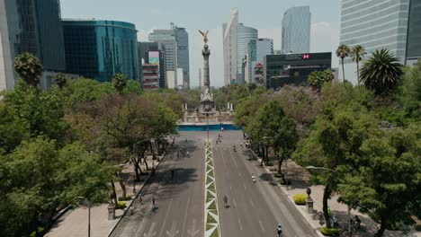 Gran-Angular-Aéreo-De-La-Calle-Paseo-De-La-Reforma-Con-Ciclistas-En-La-Carretera