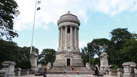 Time-lapse-of-Soldier's-and-sailor's-monument-at-Hudson-River,-New-York-City