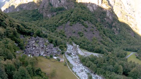 Fpv-Drone-Aéreo-Tiro-De-Cascada-Cerca-De-La-Ciudad-De-Foroglio,-Ticino,-Suiza
