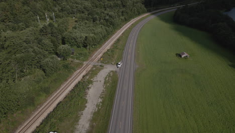 Camión-Estacionado-A-Lo-Largo-De-Una-Carretera-Cerca-Del-Valle-De-Romsdalen-En-Noruega---Toma-Aérea-De-Drones